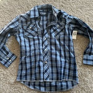 Wrangler pearl snap button down